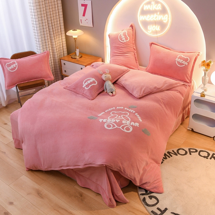 91家纺网 家纺一手货源 找家纺 靓生活 2021新款牛奶绒毛巾绣四件套 熊宝贝-粉玉色