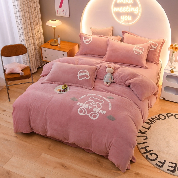 91家纺网 家纺一手货源 找家纺 靓生活 2021新款牛奶绒毛巾绣四件套 熊宝贝-浅豆沙