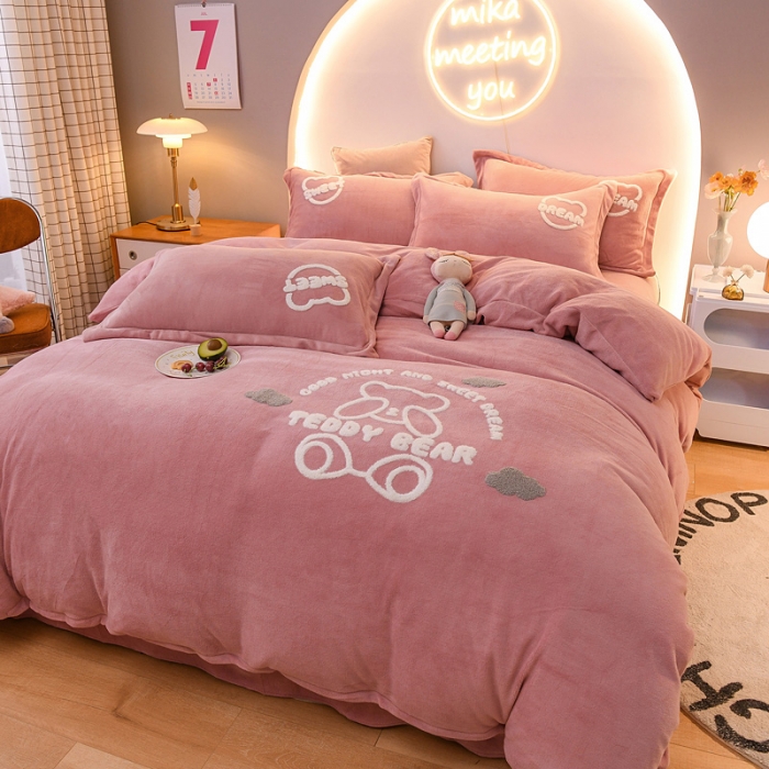 91家纺网 家纺一手货源 找家纺 靓生活 2021新款牛奶绒毛巾绣四件套 熊宝贝-浅豆沙