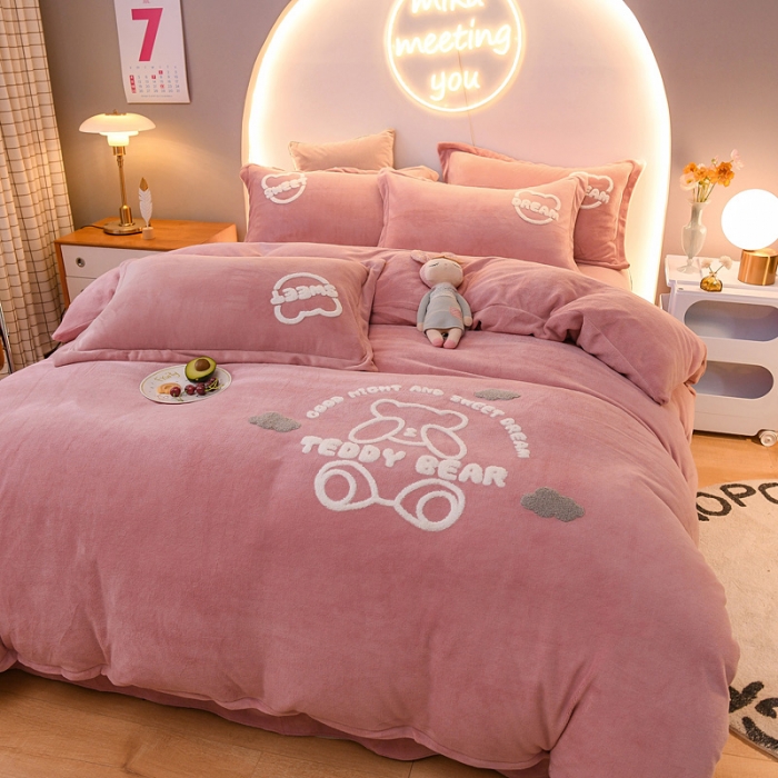 91家纺网 家纺一手货源 找家纺 靓生活 2021新款牛奶绒毛巾绣四件套 熊宝贝-浅豆沙