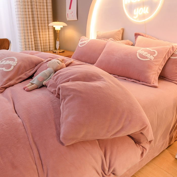 91家纺网 家纺一手货源 找家纺 靓生活 2021新款牛奶绒毛巾绣四件套 熊宝贝-浅豆沙