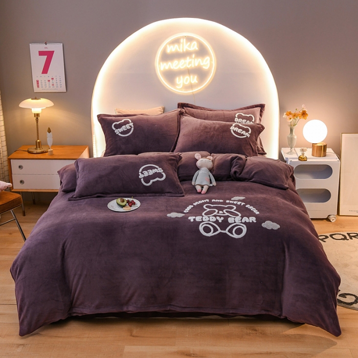 91家纺网 家纺一手货源 找家纺 靓生活 2021新款牛奶绒毛巾绣四件套 熊宝贝-深紫色