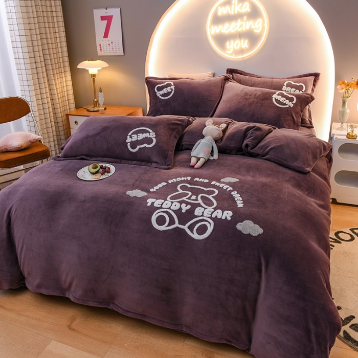 91家纺网 家纺一手货源 找家纺 靓生活 2021新款牛奶绒毛巾绣四件套 熊宝贝-深紫色