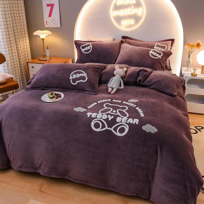 91家纺网 家纺一手货源 找家纺 靓生活 2021新款牛奶绒毛巾绣四件套 熊宝贝-深紫色