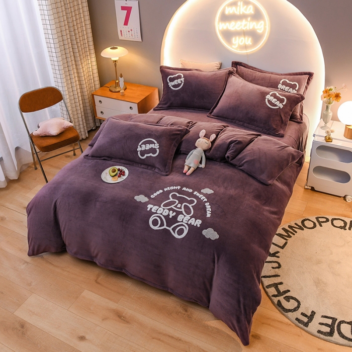 91家纺网 家纺一手货源 找家纺 靓生活 2021新款牛奶绒毛巾绣四件套 熊宝贝-深紫色