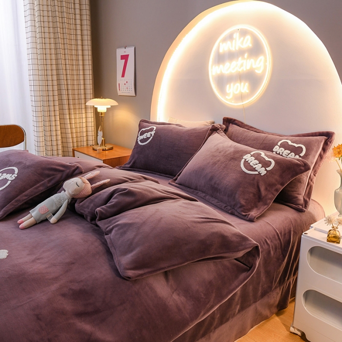 91家纺网 家纺一手货源 找家纺 靓生活 2021新款牛奶绒毛巾绣四件套 熊宝贝-深紫色