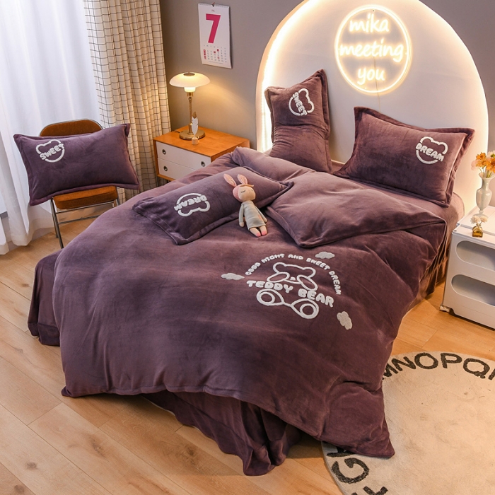 91家纺网 家纺一手货源 找家纺 靓生活 2021新款牛奶绒毛巾绣四件套 熊宝贝-深紫色