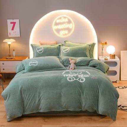 91家纺网 家纺一手货源 找家纺 靓生活 2021新款牛奶绒毛巾绣四件套 熊宝贝-时尚绿