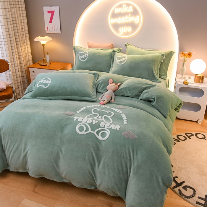 91家纺网 家纺一手货源 找家纺 靓生活 2021新款牛奶绒毛巾绣四件套 熊宝贝-时尚绿