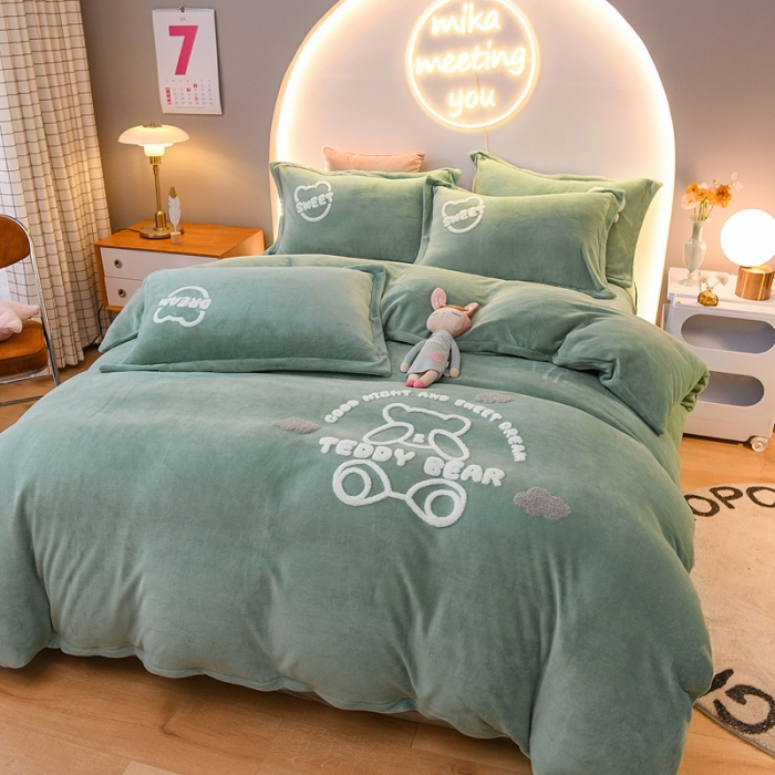 91家纺网 家纺一手货源 找家纺 靓生活 2021新款牛奶绒毛巾绣四件套 熊宝贝-时尚绿