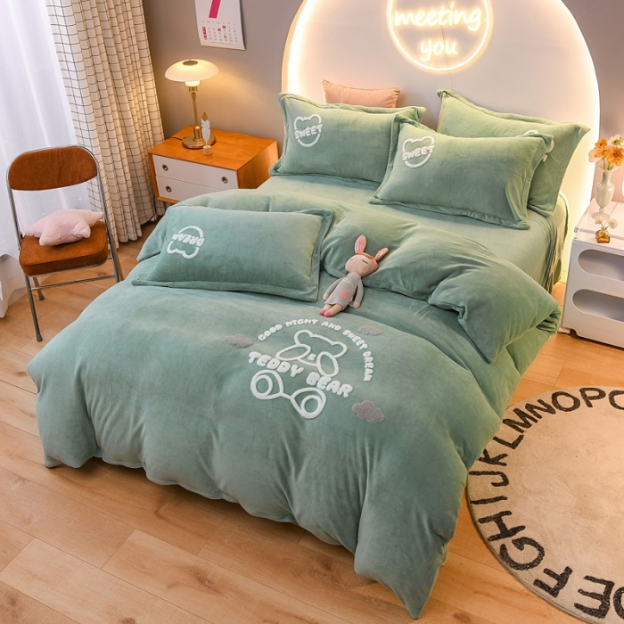 91家纺网 家纺一手货源 找家纺 靓生活 2021新款牛奶绒毛巾绣四件套 熊宝贝-时尚绿