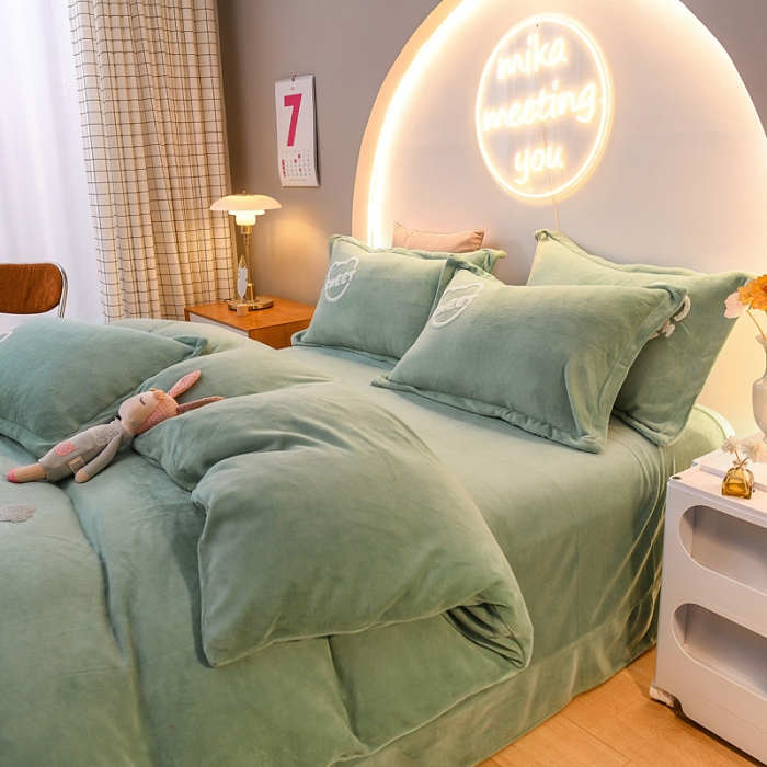 91家纺网 家纺一手货源 找家纺 靓生活 2021新款牛奶绒毛巾绣四件套 熊宝贝-时尚绿