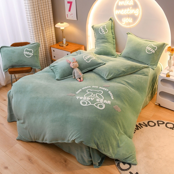 91家纺网 家纺一手货源 找家纺 靓生活 2021新款牛奶绒毛巾绣四件套 熊宝贝-时尚绿