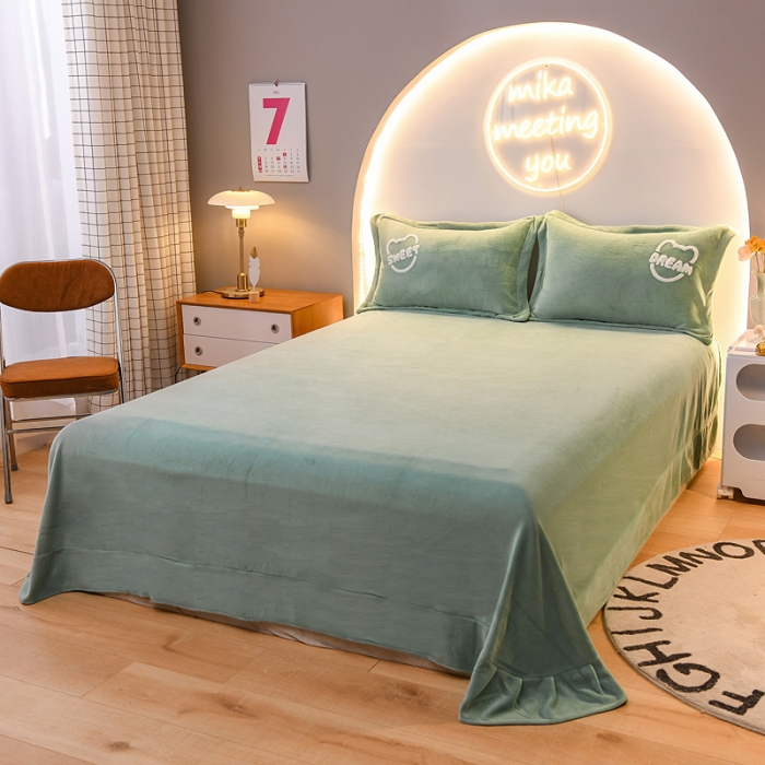 91家纺网 家纺一手货源 找家纺 靓生活 2021新款牛奶绒毛巾绣四件套 熊宝贝-时尚绿