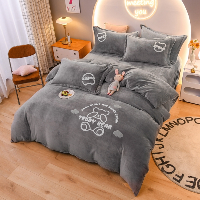 91家纺网 家纺一手货源 找家纺 靓生活 2021新款牛奶绒毛巾绣四件套 熊宝贝-烟灰色