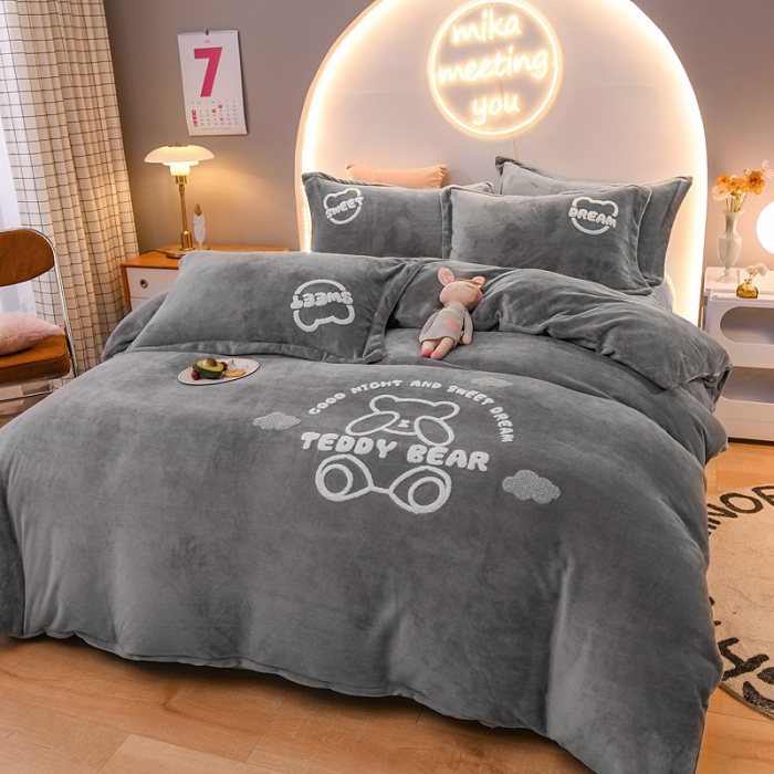 91家纺网 家纺一手货源 找家纺 靓生活 2021新款牛奶绒毛巾绣四件套 熊宝贝-烟灰色