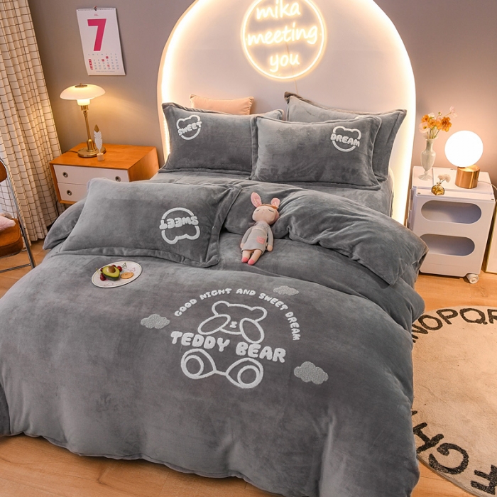 91家纺网 家纺一手货源 找家纺 靓生活 2021新款牛奶绒毛巾绣四件套 熊宝贝-烟灰色