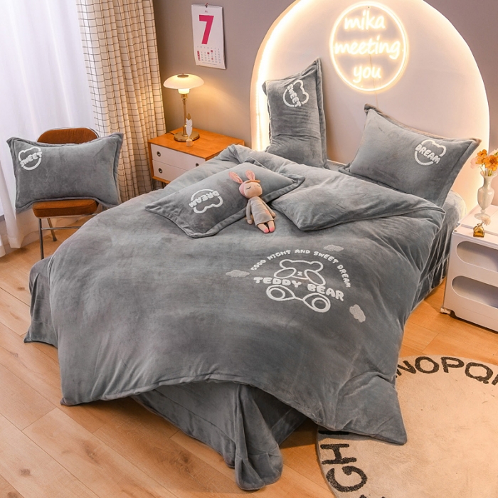 91家纺网 家纺一手货源 找家纺 靓生活 2021新款牛奶绒毛巾绣四件套 熊宝贝-烟灰色