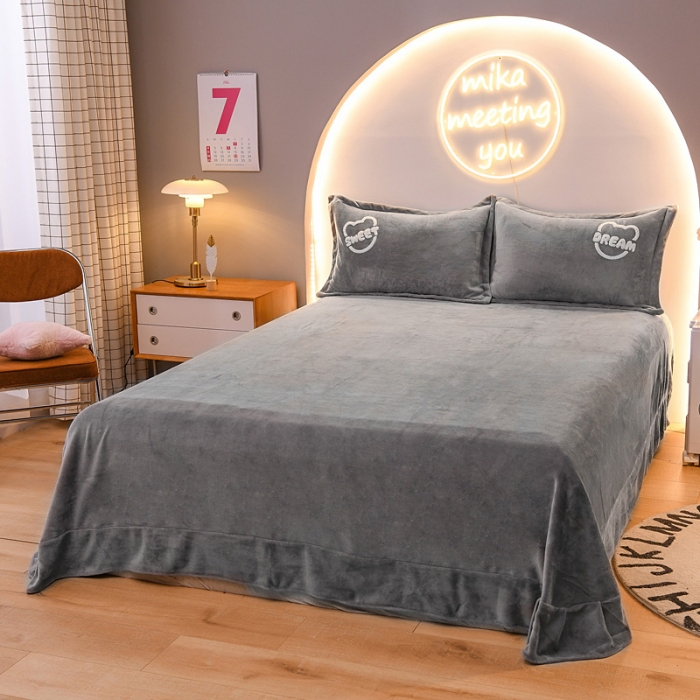 91家纺网 家纺一手货源 找家纺 靓生活 2021新款牛奶绒毛巾绣四件套 熊宝贝-烟灰色