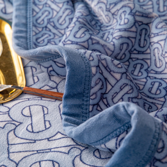 91家纺网 家纺一手货源 找家纺 卡奥AB版加厚复合云毯法莱绒毛毯空调休闲毯沙发盖毯 蓝迷