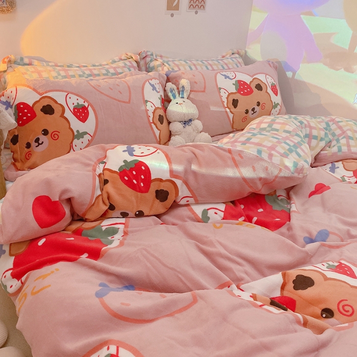 91家纺网 家纺一手货源 找家纺 沐棉家纺2021新款卡通牛奶绒四件套 草莓熊