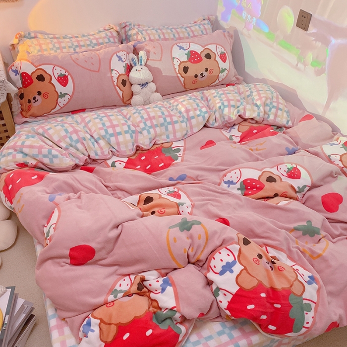 91家纺网 家纺一手货源 找家纺 沐棉家纺2021新款卡通牛奶绒四件套 草莓熊