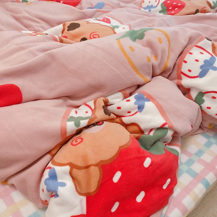 91家纺网 家纺一手货源 找家纺 沐棉家纺2021新款卡通牛奶绒四件套 草莓熊