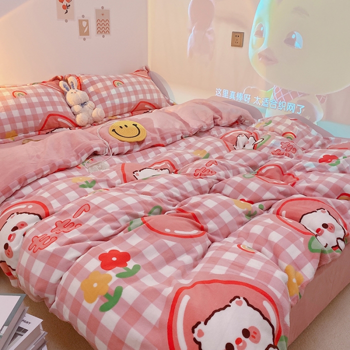 91家纺网 家纺一手货源 找家纺 沐棉家纺2021新款卡通牛奶绒四件套 蜜桃熊