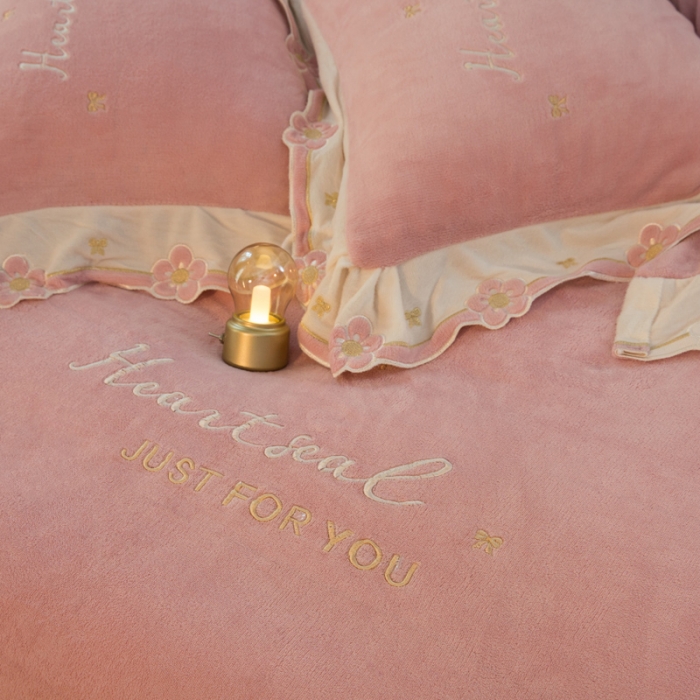 91家纺网 家纺一手货源 找家纺 安妮家居2022新款牛奶绒刺绣四件套-朵拉 粉色