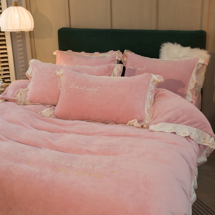 91家纺网 家纺一手货源 找家纺 安妮家居2022新款牛奶绒刺绣四件套-朵拉 粉色