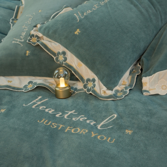 91家纺网 家纺一手货源 找家纺 安妮家居2022新款牛奶绒刺绣四件套-朵拉 慕蓝