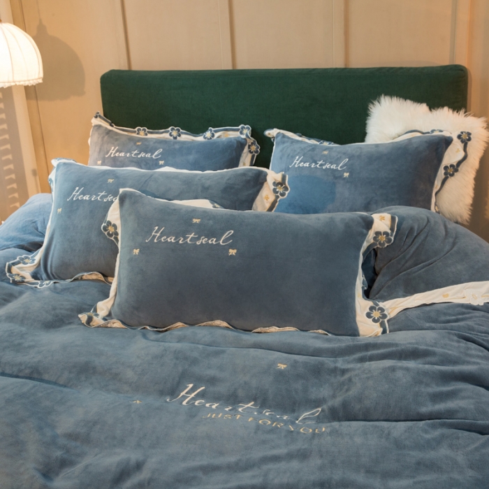 91家纺网 家纺一手货源 找家纺 安妮家居2022新款牛奶绒刺绣四件套-朵拉 绅士蓝