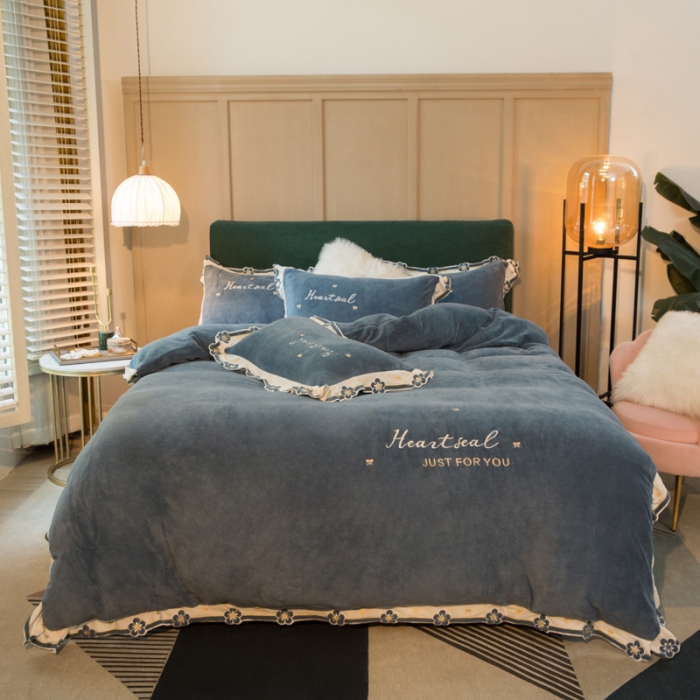 91家纺网 家纺一手货源 找家纺 安妮家居2022新款牛奶绒刺绣四件套-朵拉 绅士蓝