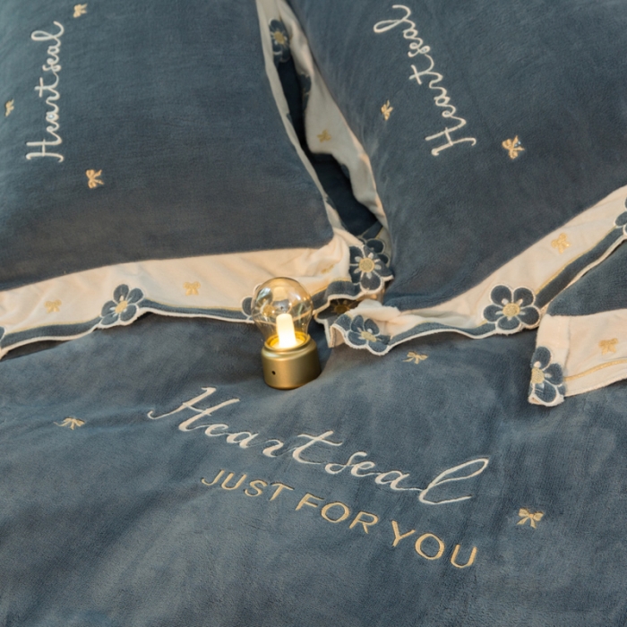 91家纺网 家纺一手货源 找家纺 安妮家居2022新款牛奶绒刺绣四件套-朵拉 绅士蓝