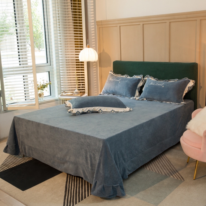 91家纺网 家纺一手货源 找家纺 安妮家居2022新款牛奶绒刺绣四件套-朵拉 绅士蓝