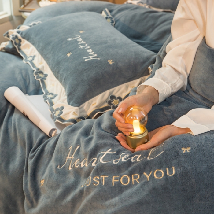 91家纺网 家纺一手货源 找家纺 安妮家居2022新款牛奶绒刺绣四件套-朵拉 绅士蓝