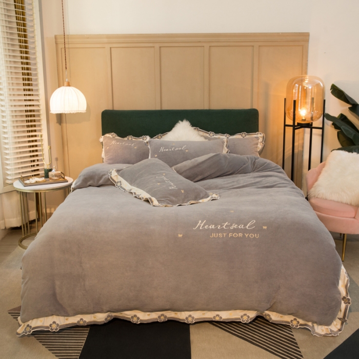 91家纺网 家纺一手货源 找家纺 安妮家居2022新款牛奶绒刺绣四件套-朵拉 烟灰色