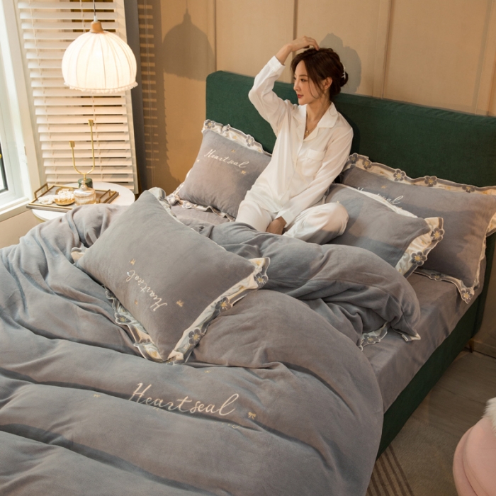 91家纺网 家纺一手货源 找家纺 安妮家居2022新款牛奶绒刺绣四件套-朵拉 烟灰色