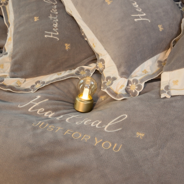 91家纺网 家纺一手货源 找家纺 安妮家居2022新款牛奶绒刺绣四件套-朵拉 烟灰色