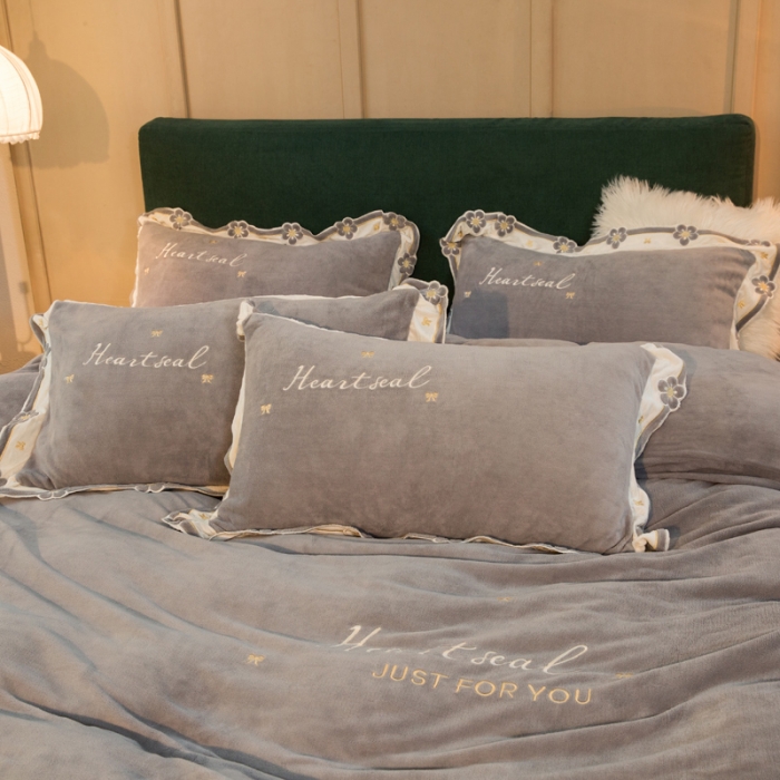 91家纺网 家纺一手货源 找家纺 安妮家居2022新款牛奶绒刺绣四件套-朵拉 烟灰色