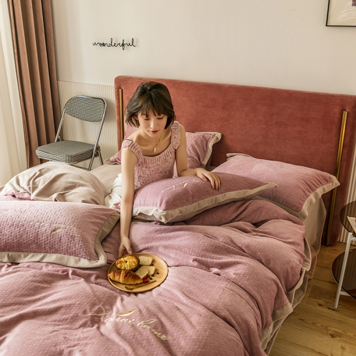 91家纺网 家纺一手货源 找家纺 馨蕊2021秋冬新品轻奢煦暖绒奥斯汀系列模特图 奥斯汀-粉豆沙