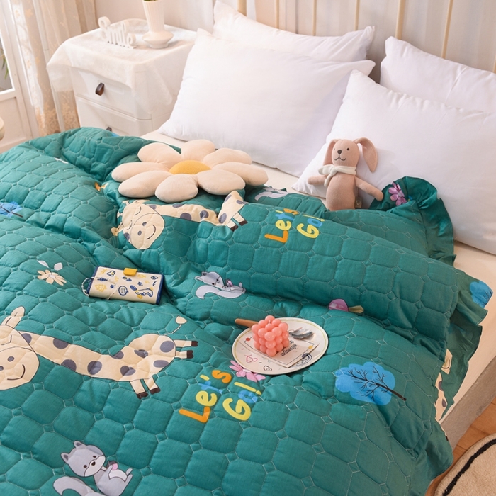 91家纺网 家纺一手货源 找家纺 甜之梦 2025新款全棉印花夹棉抗菌被套 小鹿精灵绿