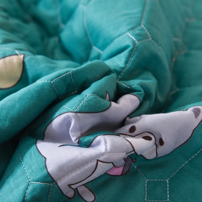 91家纺网 家纺一手货源 找家纺 甜之梦 2025新款全棉印花夹棉抗菌被套 小鹿精灵绿