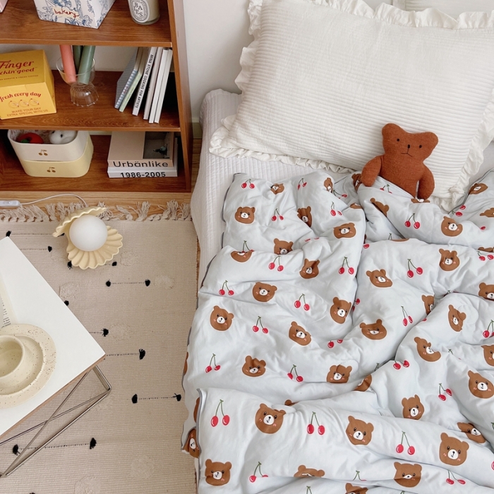 91家纺网 家纺一手货源 找家纺 星期八 2021新款大豆针织春秋被冬被樱桃熊浅蓝