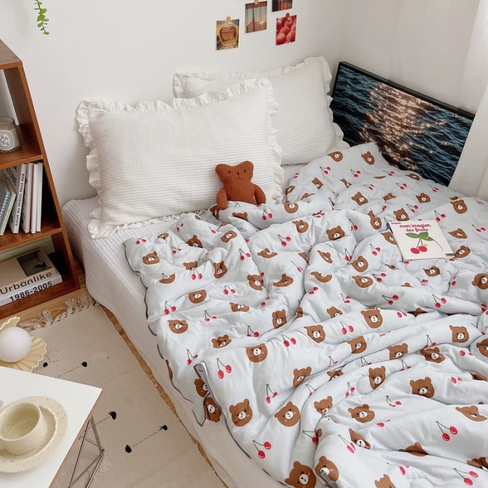 91家纺网 家纺一手货源 找家纺 星期八 2021新款大豆针织春秋被冬被樱桃熊浅蓝