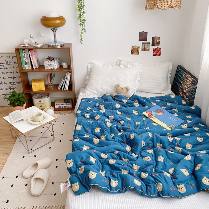 91家纺网 家纺一手货源 找家纺 星期八 2021新款大豆针织春秋被冬被樱桃熊深蓝