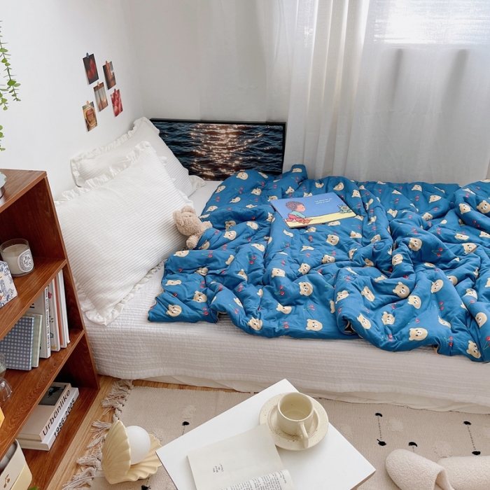 91家纺网 家纺一手货源 找家纺 星期八 2021新款大豆针织春秋被冬被樱桃熊深蓝