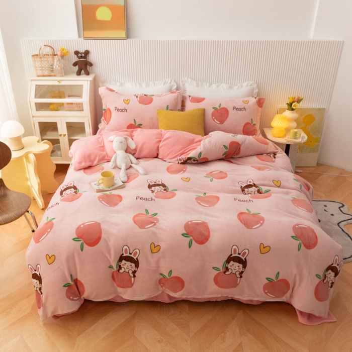 91家纺网 家纺一手货源 找家纺 梦家居 2021新品牛奶绒印花四件套 桃子女孩