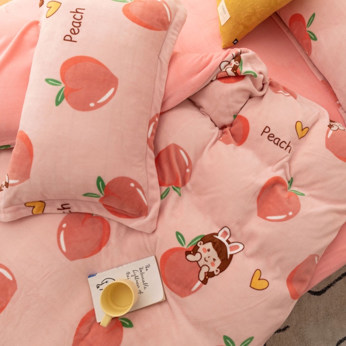 91家纺网 家纺一手货源 找家纺 梦家居 2021新品牛奶绒印花四件套 桃子女孩