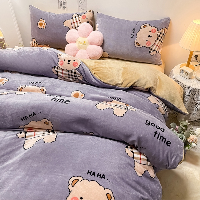 91家纺网 家纺一手货源 找家纺 芃成家纺 2021新款牛奶绒印花四件套 摩登小熊